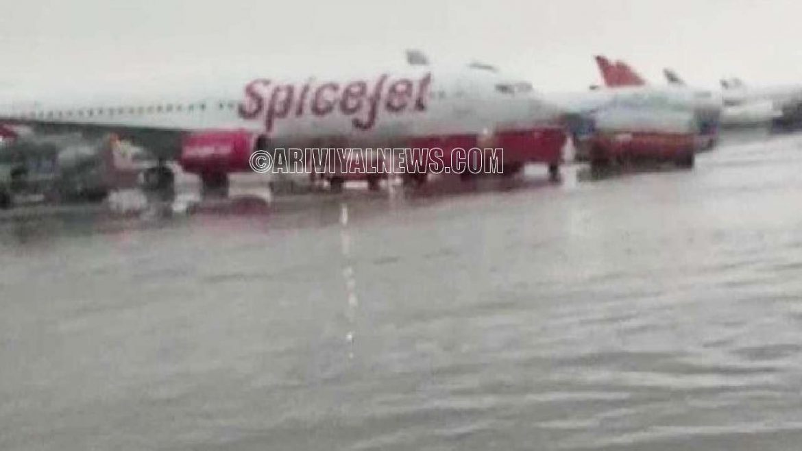 Heavy rain in Delhi - water stagnant at the airport !!!