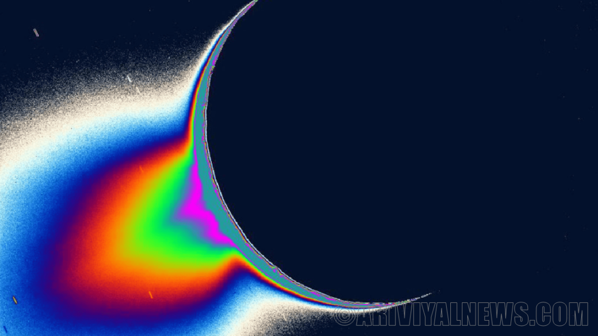 Spraying water from enceladus plume