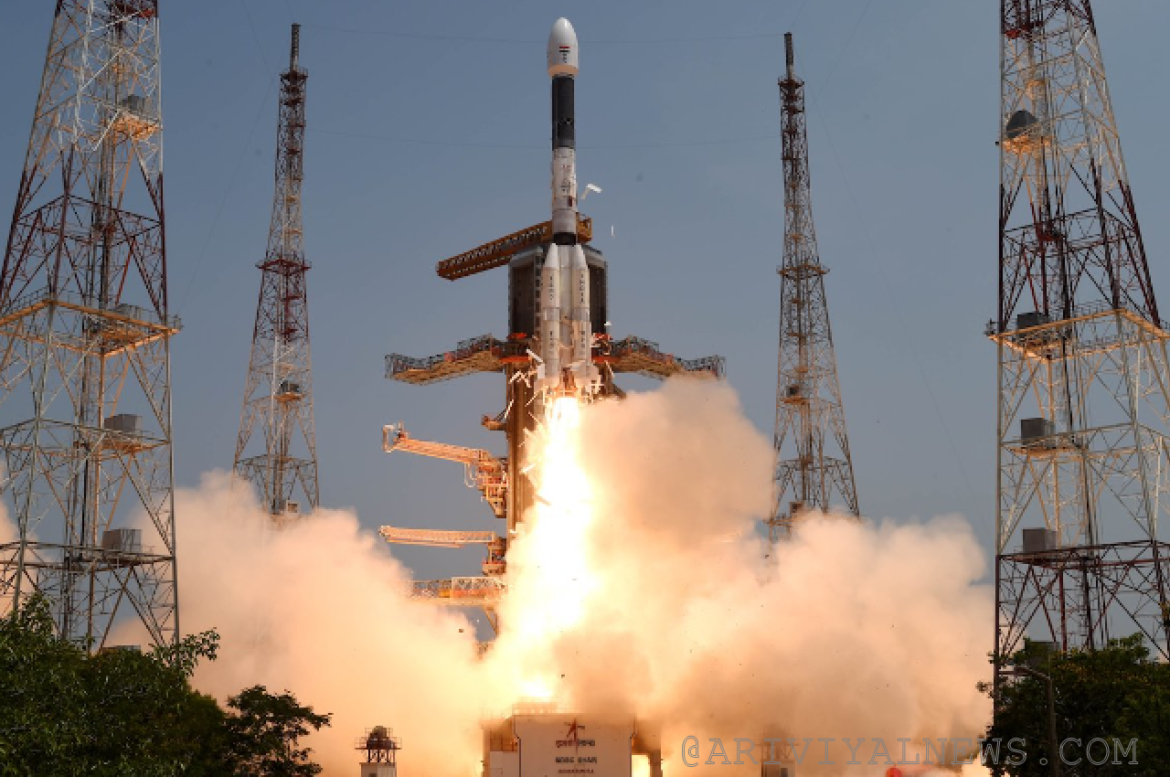 Indian rocket launches satellites